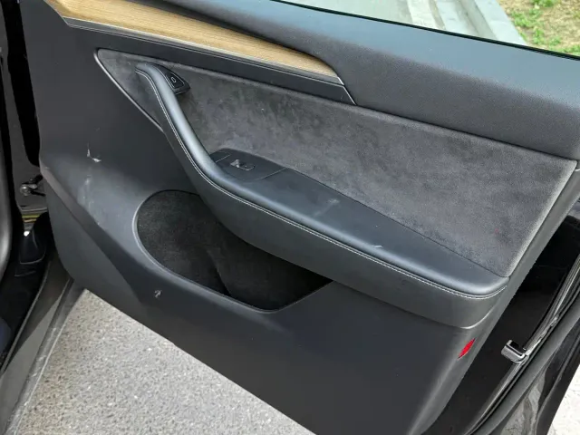Tesla Model Y — Фото автомобиля 16