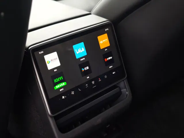 Tesla Model 3 — Фото автомобиля 12