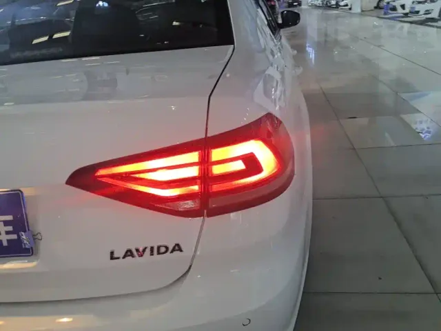Volkswagen Lavida — Фото автомобиля 7