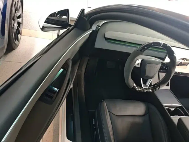 Tesla Model 3 — Фото автомобиля 15