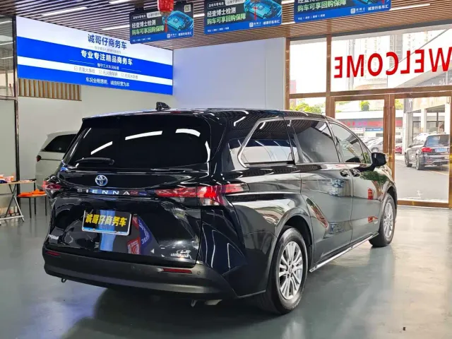 Toyota Sienna — Фото автомобиля 19