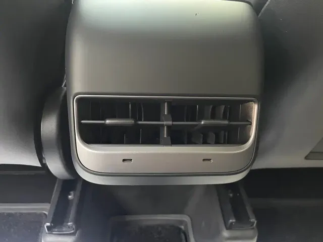 Tesla Model Y — Фото автомобиля 15