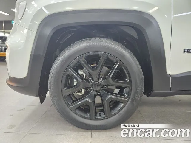 Jeep Renegade — Фото автомобиля 19