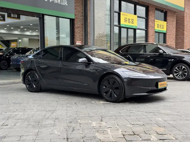 Tesla Model 3 — Фото автомобиля 3