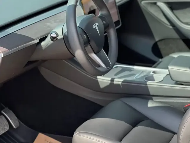 Tesla Model Y — Фото автомобиля 4