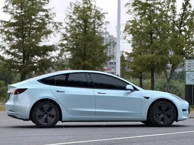 Tesla Model 3 — Фото автомобиля 4