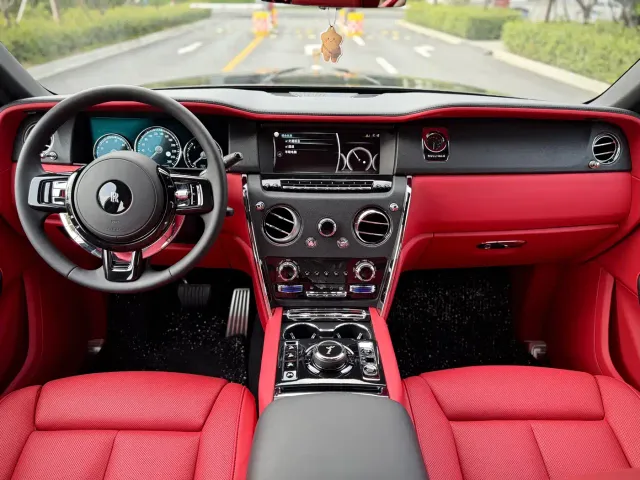 Rolls-Royce Cullinan — Фото автомобиля 17