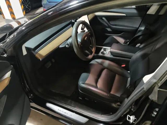 Tesla Model 3 — Фото автомобиля 15