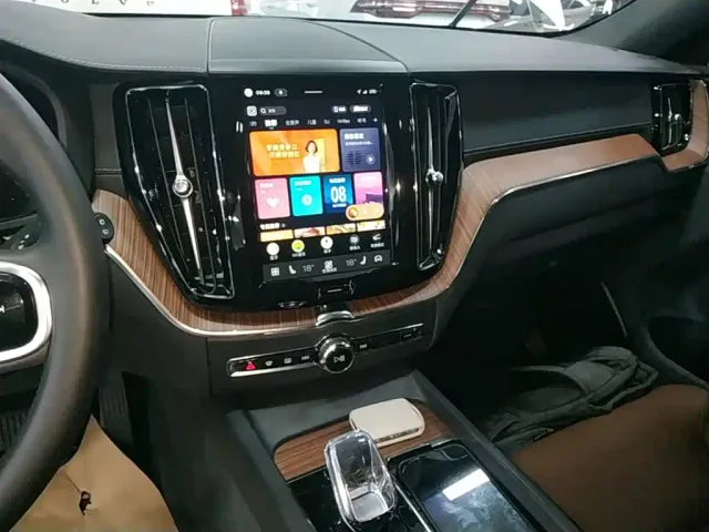 Volvo XC60 — Фото автомобиля 12