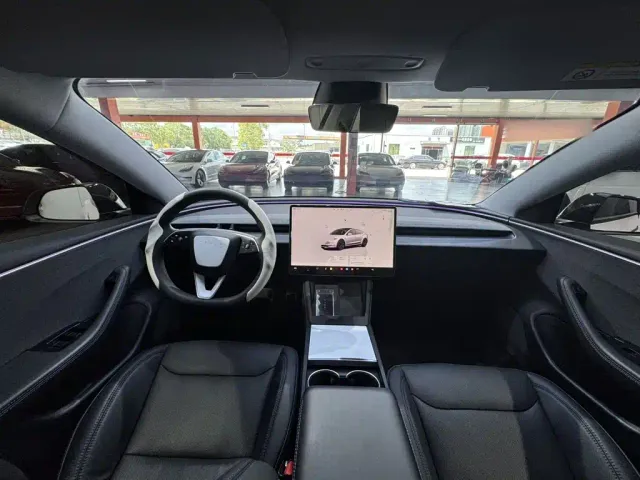 Tesla Model 3 — Фото автомобиля 8