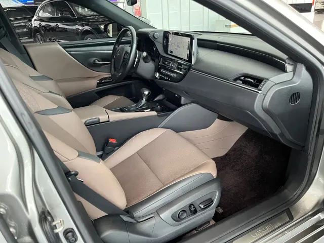 Lexus ES — Фото автомобиля 8