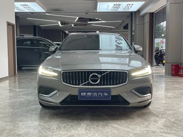 Volvo S60 — Фото автомобиля 2