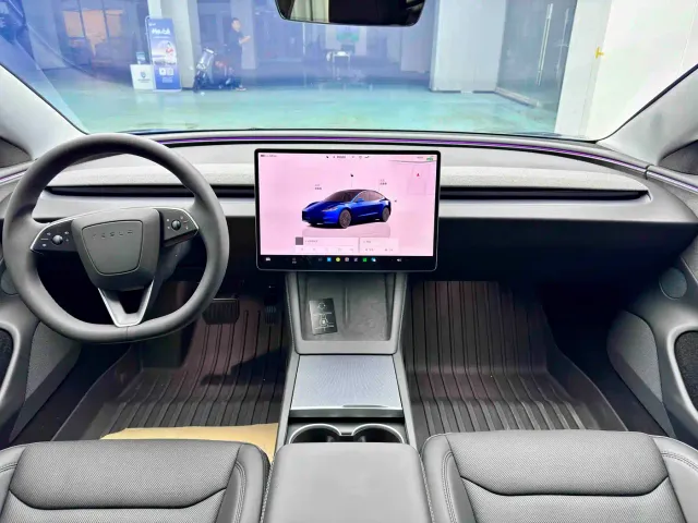 Tesla Model 3 — Фото автомобиля 12