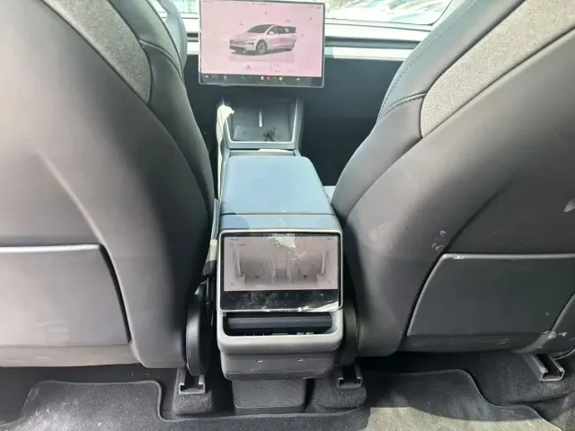 Tesla Model Y L 2025 Facelift Long Range AWD — Фото автомобиля 4