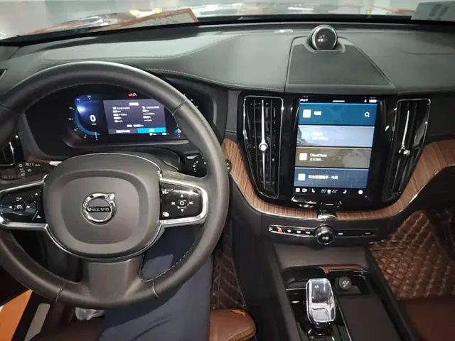 Volvo XC60 — Фото автомобиля 9