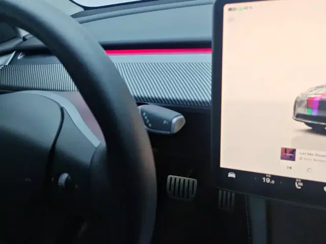Tesla Model Y — Фото автомобиля 16