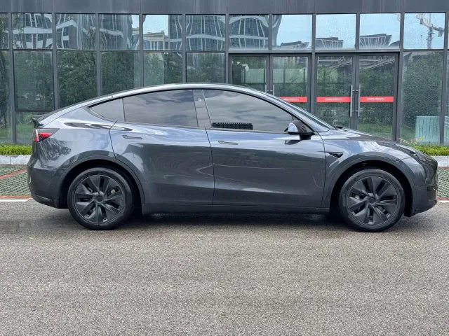Tesla Model Y — Фото автомобиля 8