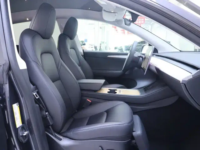 Tesla Model Y — Фото автомобиля 21