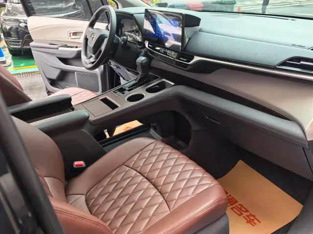 Toyota Sienna — Фото автомобиля 15