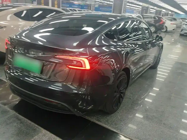 Tesla Model 3 — Фото автомобиля 6
