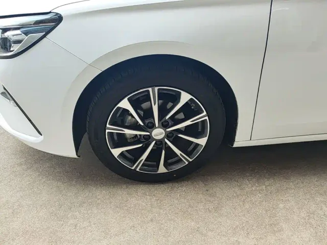 Geely Emgrand — Фото автомобиля 22
