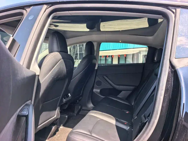 Tesla Model Y — Фото автомобиля 9