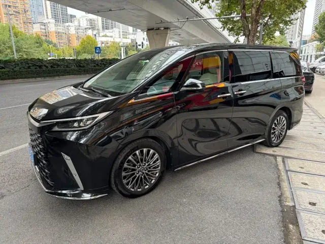 Фотография автомобиля — Lexus LM
