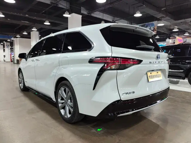 Toyota Sienna — Фото автомобиля 7
