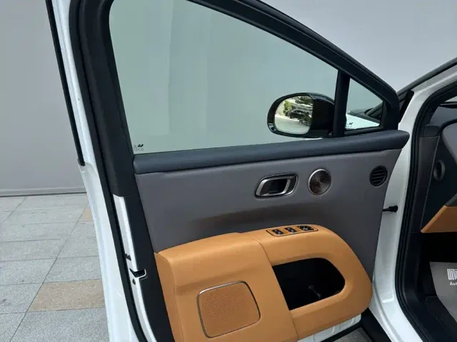 Li Auto i8 — Фото автомобиля 12