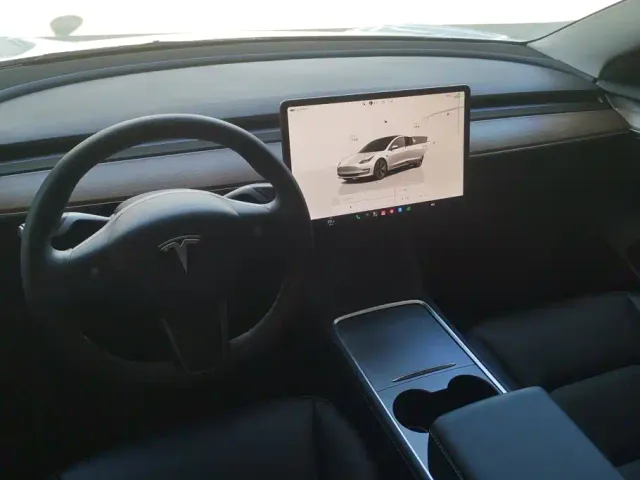 Tesla Model 3 — Фото автомобиля 12
