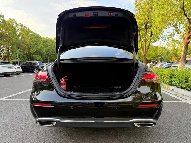 Mercedes-Benz E-Class — Фото автомобиля 11