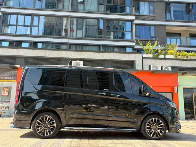 Ford Tourneo 2023 Model 2.0T Auto Premium Edition — Фото автомобиля 4