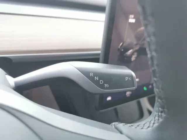 Tesla Model Y — Фото автомобиля 13