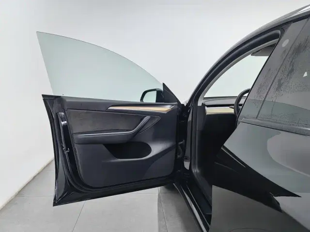 Tesla Model Y — Фото автомобиля 8