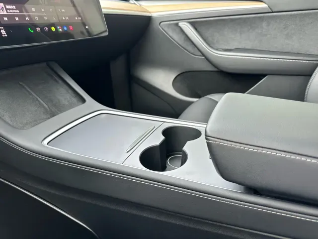 Tesla Model Y — Фото автомобиля 21