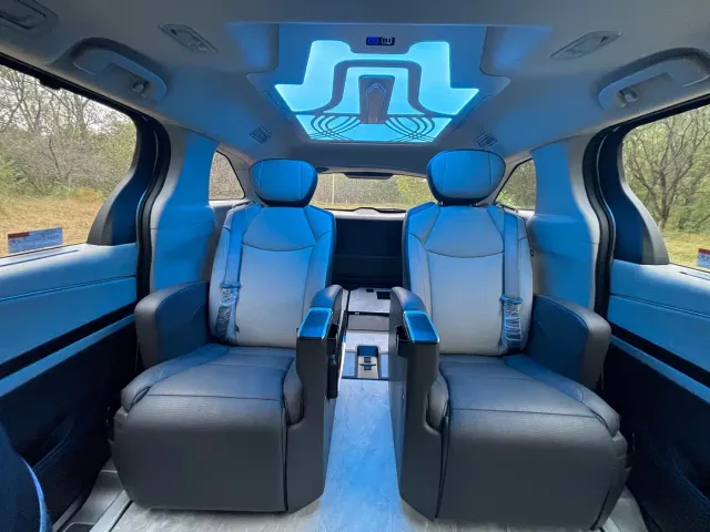 Toyota Sienna — Фото автомобиля 12