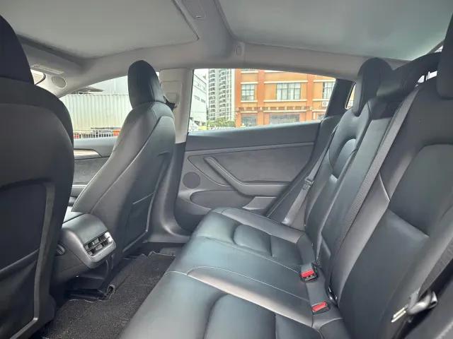 Tesla Model 3 — Фото автомобиля 8