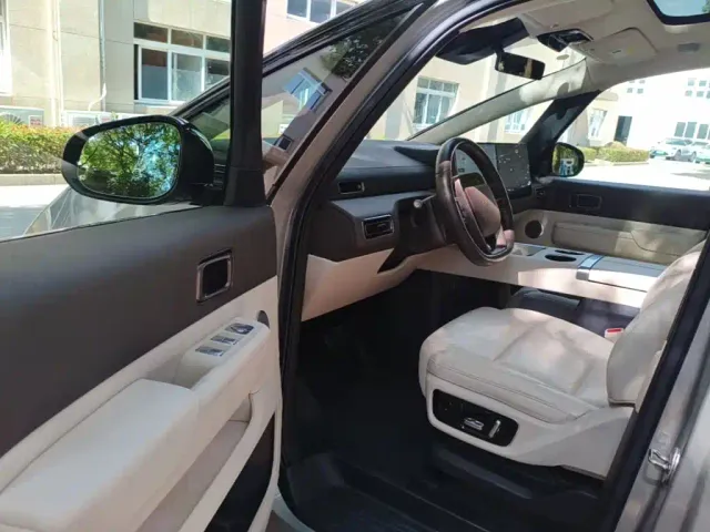 Li Auto MEGA — Фото автомобиля 15