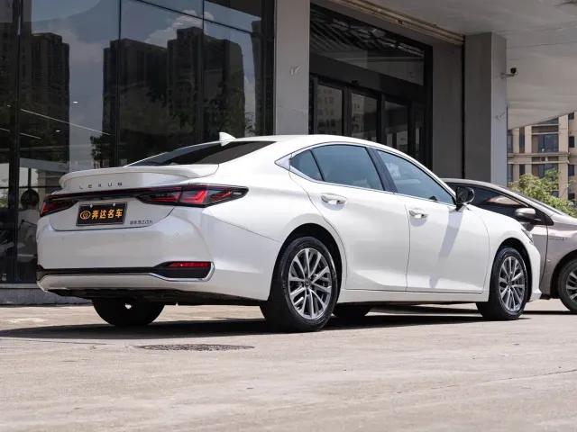 Lexus ES — Фото автомобиля 3