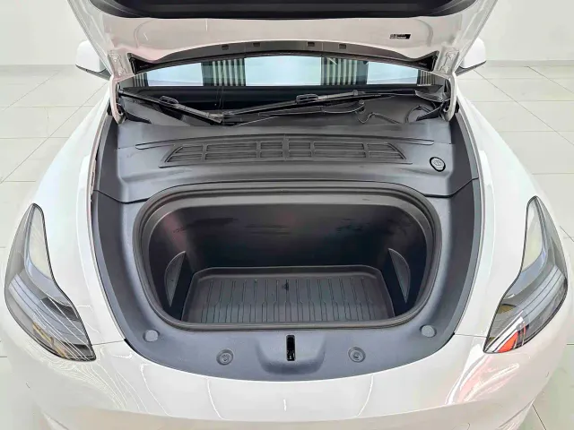 Tesla Model Y — Фото автомобиля 8