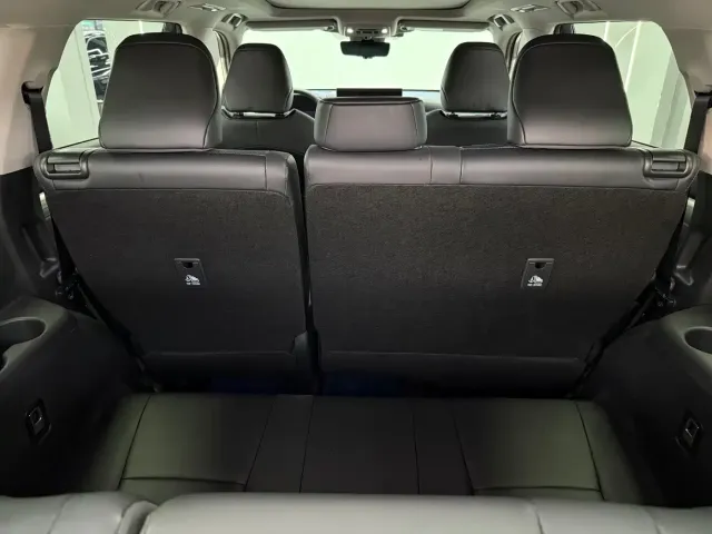 Toyota Highlander 2026 2.5L Smart Hybrid 4WD Ultimate 7-Seater — Фото автомобиля 12
