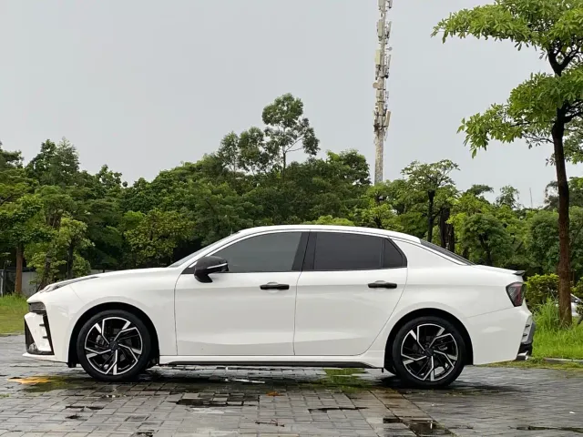 Lynk & Co 03 — Фото автомобиля 26