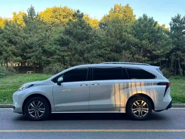 Toyota Sienna — Фото автомобиля 6