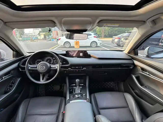 Mazda Axela — Фото автомобиля 5