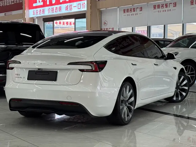 Tesla Model 3 — Фото автомобиля 16