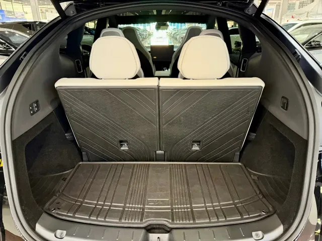 Tesla Model Y L — Фото автомобиля 13