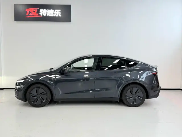 Tesla Model Y — Фото автомобиля 15