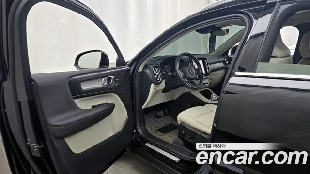 Вольво XC40 B4 Ultimate Bright — Фото автомобиля 10