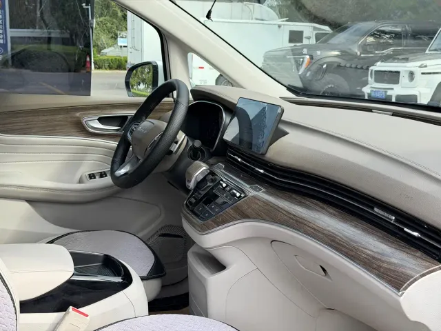 Roewe iMAX8 — Фото автомобиля 14