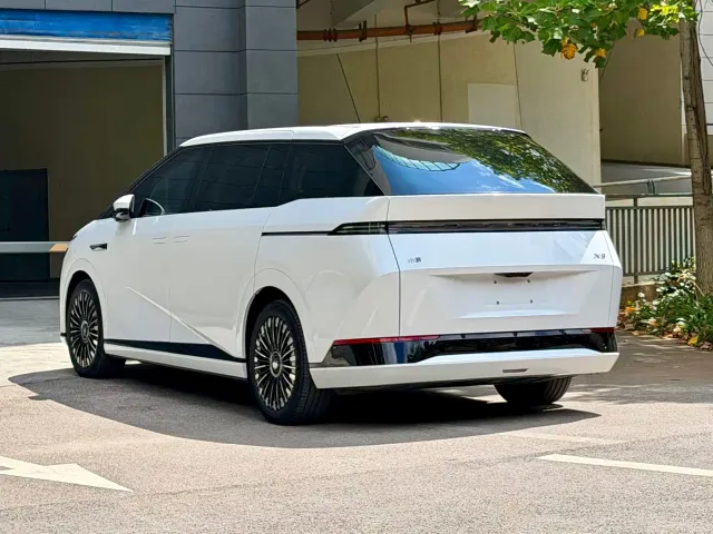 Xpeng X9 — Фото автомобиля 6